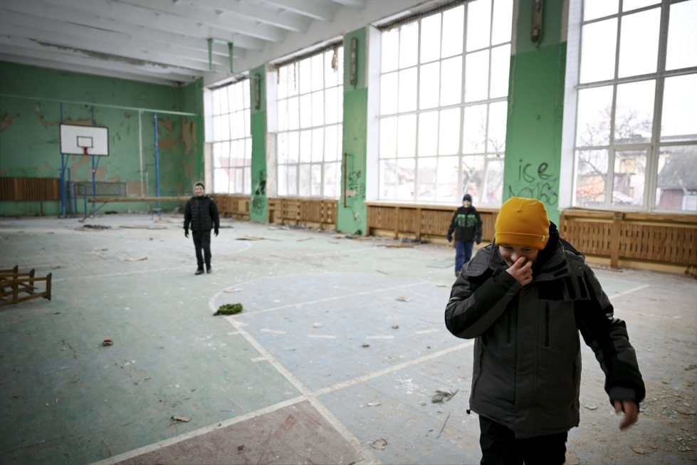 Lapset leikkivät venäläisten tuhoamassa koulussa Tshernihivissä. LEHTIKUVA / ANTTI AIMO-KOIVISTO