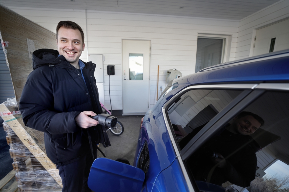 Ensimmäinen reissu sähköautolla Lappiin on seinäjokelaisen Jarno Keto-ojan mielestä kutkuttava. Hän ottaa sen seikkailun kannalta. 