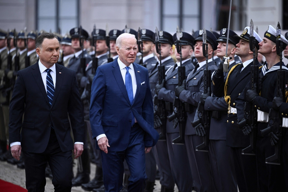 Yhdysvaltain presidentti Joe Biden (kesk.) aloittaa tänään vierailunsa Ukrainan naapurimaassa Puolassa. LEHTIKUVA/AFP
