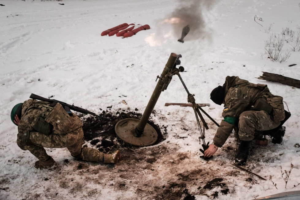 Ukrainan ammustilanteen arvioidaan olevan huono, mikä voi pahimmillaan viedä maan yhä pahempiin vaikeuksiin puolustussodassa. Kuva Bahmutista helmikuun puolivälistä. LEHTIKUVA/AFP