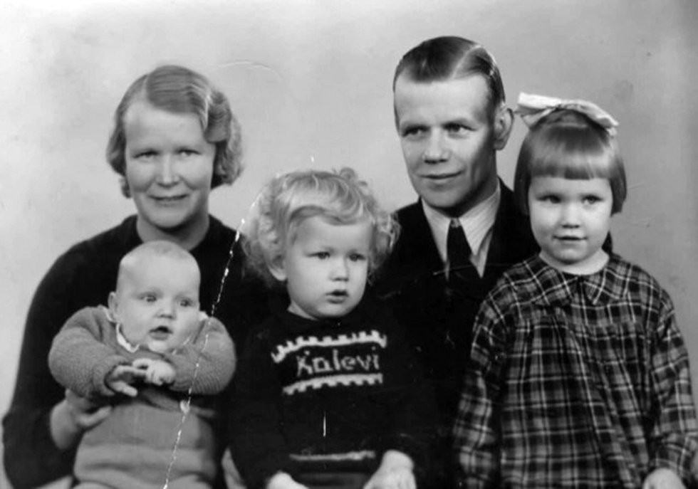 Aili ja Einari Hänninen lapsineen kuvattuna Öölannissa Ruotsissa joulukuussa 1944. Aili oli tuolloin 28-vuotias ja Einari 34. Lapsista Pertti oli neljän kuukauden, Kalevi vuoden ja kahdeksan kuukautta ja Raili neljävuotias.