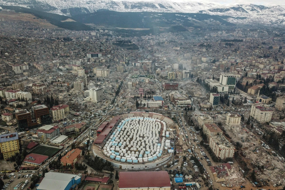 Järistyksen keskipisteessä Kahramanmarasin kaupungissa itäisessä Turkissa miljoonien ihmisten elämät luhistuivat maanantaina. Kaupungin stadionille on pystytetty hätäaputelttoja. LEHTIKUVA / AFP