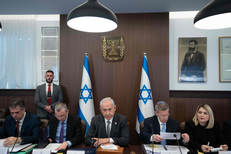 Israelin pääministeri Benjamin Netanjahu (kesk.) sanoi, että 9 siirtokunnan laillistaminen tehdään reaktiona hyökkäyksiin, joita Itä-Jerusalemissa on nähty viime aikoina. LEHTIKUVA/AFP