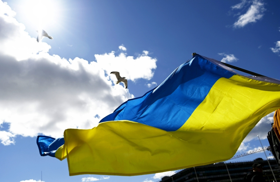 Kunnat aikovat Kuntaliiton keräämien tietojen mukaan muun muassa liputtaa Ukrainan lipuilla, valaista tunnettuja rakennuksia Ukrainan lipun väreillä tai pitää hiljaisia hetkiä. LEHTIKUVA / Vesa Moilanen