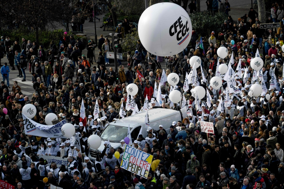 Mielenosoittajia liikkeellä Pariisissa lauantaina. AFP/Lehtikuva