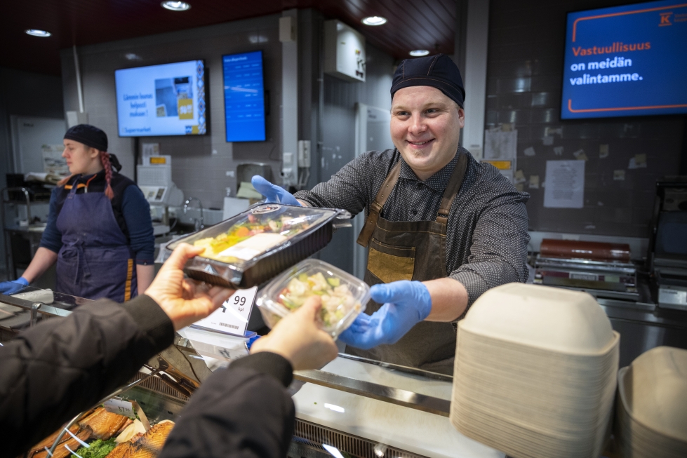 Huokeisiin lasten ja nuorten talvilomalounaisiin kuuluu lämmin ruoka ja salaatti palvelutiskiltä, joka on kauppias Miikka Lavannolle kaupan tärkeimpiä paikkoja.
