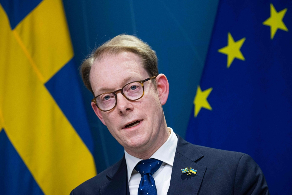 Ruotsin ulkoministeri Tobias Billström kommentoi Ruotsin Nato-prosessia medialle saapuessaan ulkoministerien kokoukseen Brysselissä. LEHTIKUVA/AFP