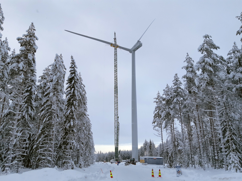 Vuosi 2022 oli tuulivoimarakentamisen ennätysvuosi. Tuulivoimaloita pystytettiin myös Jurvan Rasakankaalle. Arkistokuva.

