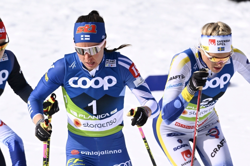Kerttu Niskanen on sijoittunut viidenneksi Planican MM-hiihtojen naisten 15 kilometrin yhdistelmäkilpailussa. Oikealla Ruotsin Frida Karlsson, joka tuli toiseksi. LEHTIKUVA / Vesa Moilanen