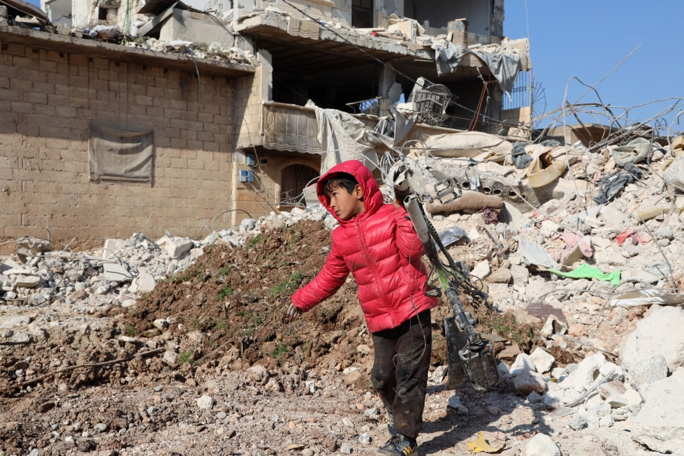 Maanjärstys koetteli myös Syyriaa. Syyriassa poika pelasti maanjäristyksen jättämistä raunioista pyörää perjantaina. Lehtikuva/AFP