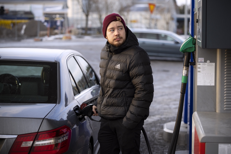 Matias Lae tankkasi Vaasassa. puhuu polttoaineiden hinnoista monesti kotona vanhempiensa kanssa.