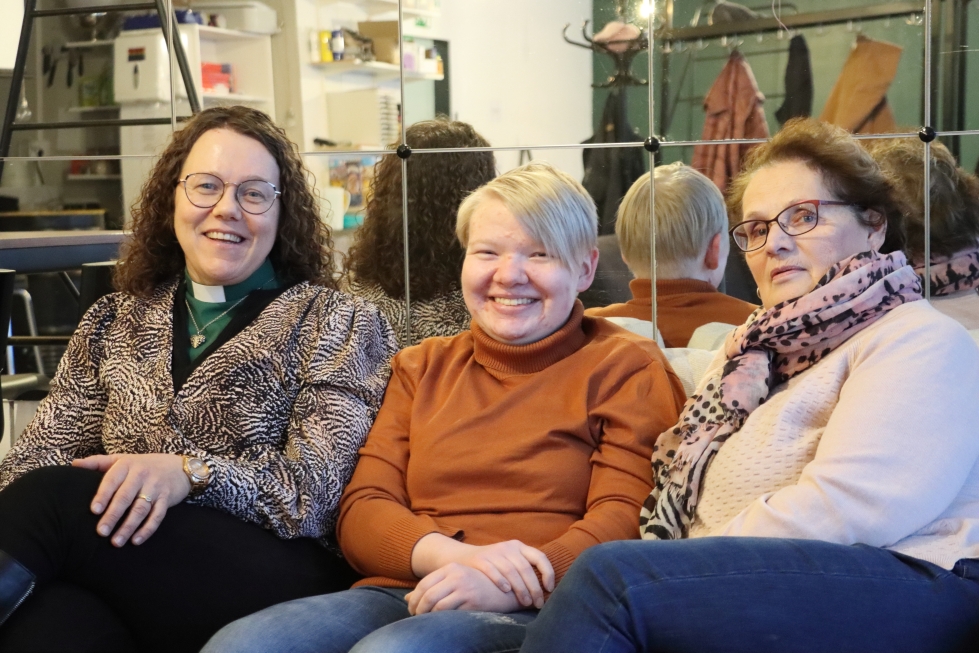 Eveliina Mäki, Henna Mäki ja Anita Ora ovat luvanneet kulkea ihmisten vierellä viimeisinä hetkinä.