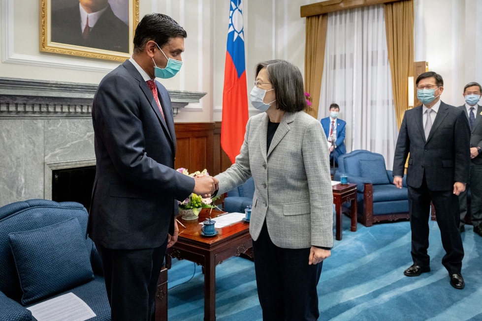 Taiwanin presidentti Tsai Ing-wen kättelemässä Yhdysvaltain edustajainhuoneen jäsenen Ro Khannan kanssa. LEHTIKUVA/AFP/Taiwan Presidential Office