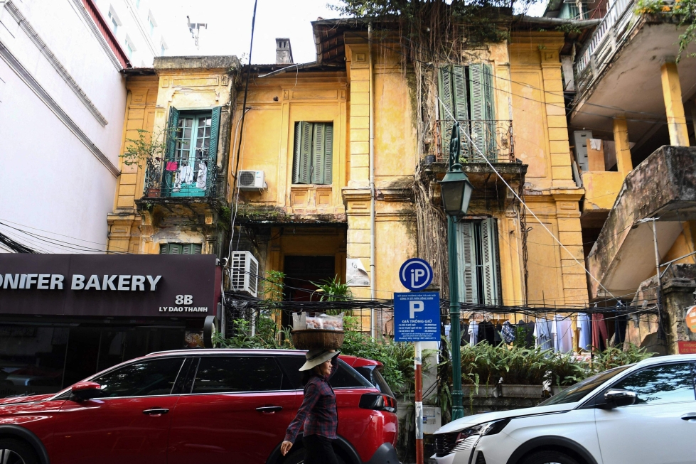 Ranskalaiset ja vietnamilaiset arkkitehdit rakensivat huviloita rikkaille maanmiehilleen siirtomaavallan aikana. Nyt monet Hanoin huvilat rappeutuvat iän ja kosteuden vuoksi. LEHTIKUVA / AFP