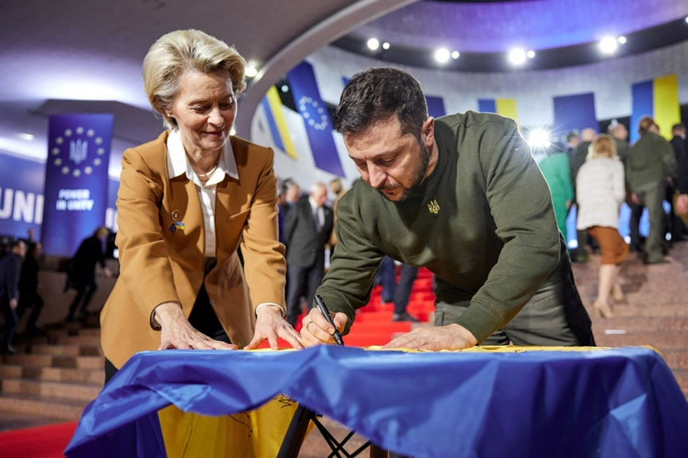 EU-komission puheenjohtaja Ursula von der Leyen ja presidentti Volodymyr Zelenskyi torstaina Kiovassa. LEHTIKUVA/AFP/ Ukrainan presidentin lehdistöpalvelu