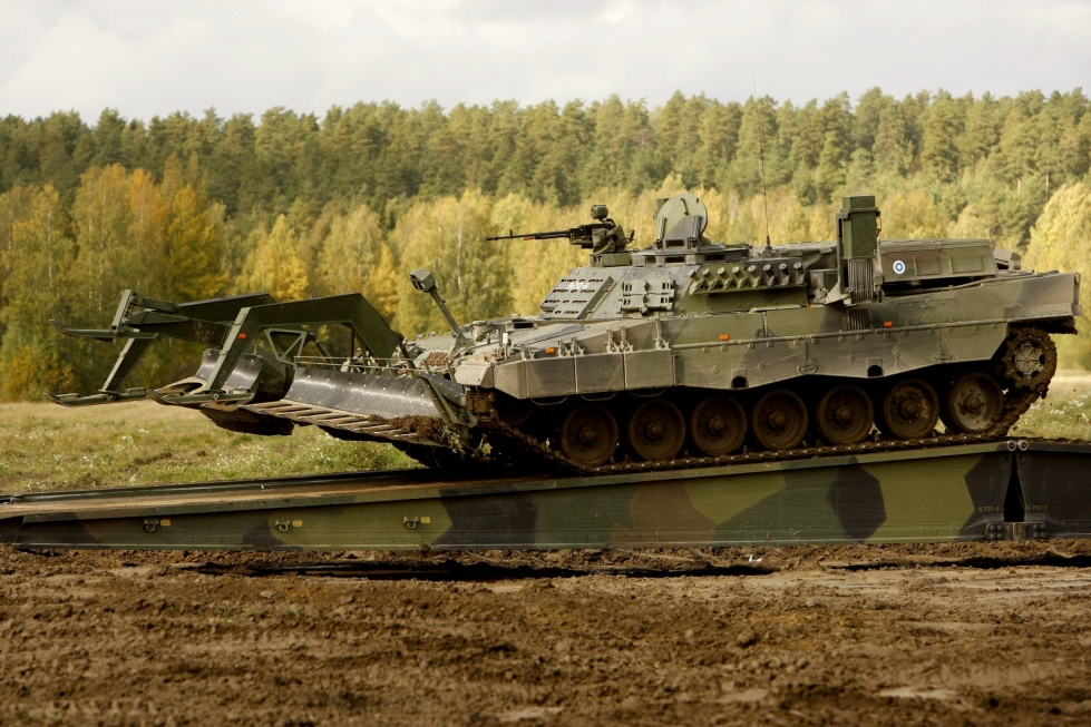 Torstaina kerrottiin, että Suomi luovuttaa Ukrainalle kolme kappaletta Leopard 2 -raivauspanssarivaunuja. Arkistokuva. LEHTIKUVA / Antti Aimo-Koivisto