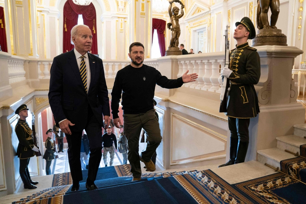 Historialliseksi luonnehdittu vierailu ajoittui lähelle Venäjän hyökkäyssodan alkamisen vuosipäivää, joka on perjantaina. Kuvassa Yhdysvaltain presidentti Joe Biden ja Ukrainan presidentti Volodymyr Zelenskyi. LEHTIKUVA/AFP