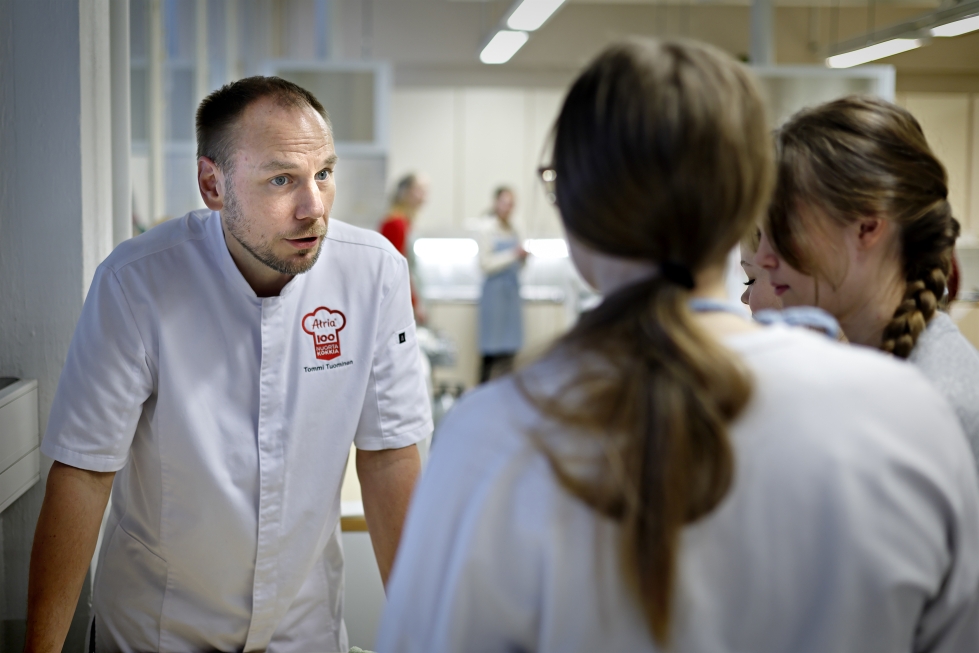 Michelin-tähtiravintoloitsija ja keittiömestari Tommi Tuominen opasti Seinäjoen yhteiskoulun 9G-luokkaa ruuanlaiton saloihin.