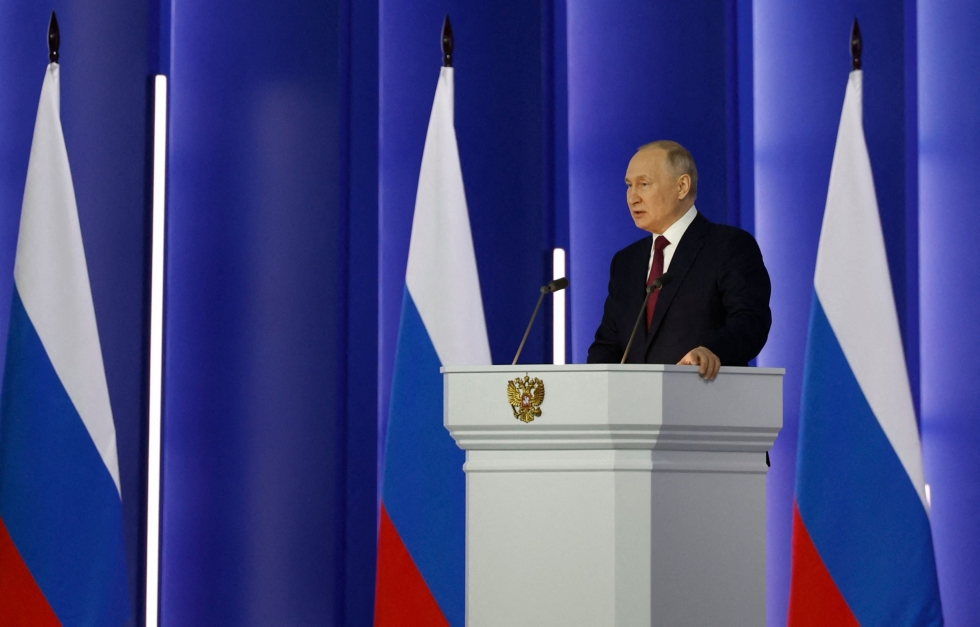 Presidentti Vladimir Putin ilmoitti päivällä pitämässään puheessa, että Venäjä keskeyttää osallistumisensa Uusi Start -sopimukseen. Kuva on Venäjän valtiollisen uutistoimiston Sputnikin välittämä. Lehtikuvalla ei ole ollut mahdollisuutta todentaa kuvaustilanteen aitoutta tai riippumattomuutta. LEHTIKUVA/AFP