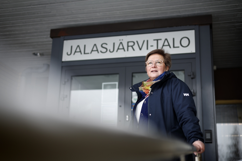 Jalasjärveläinen Anna-Maija Koskela ei ole enää kunnallispolitiikassa mukana,  mutta sanoo edelleen haikailevansa itsenäistä Jalasjärven kuntaa. 