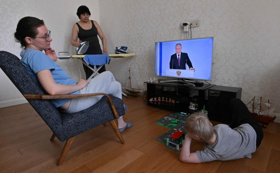 Moskovalainen perhe seurasi presidentti Putinin vainoharhaista puhetta.