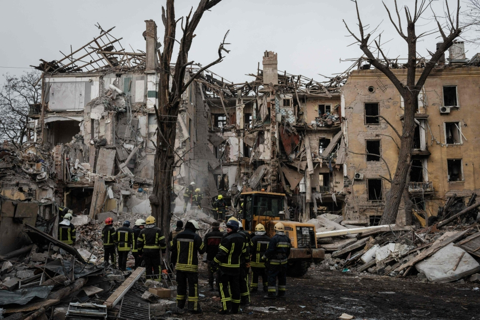 WHO:n raportin mukaan Ukrainan sota oli syyskuuhun mennessä vaatinut yli 14000 siviiliuhria. Pelastajat raivasivat asuintaloon osuneen Venäjän raketti-iskun jälkiä Kramatorskissa torstaina. LEHTIKUVA / AFP