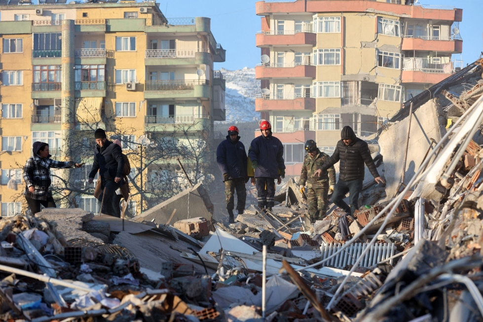 Useita tuhansia rakennuksia on sortunut monissa kaupungeissa Turkissa ja Syyriassa. Kuva eteläisestä Turkista tiistailta. LEHTIKUVA/AFP