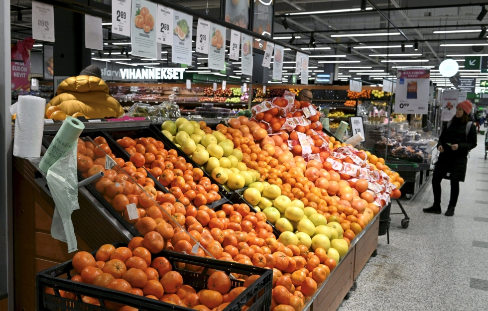Vihannesten ja hedelmien myynti on laskenut merkittävästi sekä K- että S-ryhmän kaupoissa. LEHTIKUVA / Heikki Saukkomaa