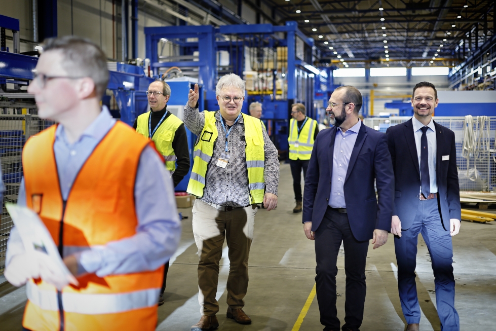 Belgialainen Geert De Cocker (keskellä) vieraili keskiviikkona Prima Powerin tehtaalla. Myynti- ja markkinointijohtaja Aki Ojanen ja järjestelmämyynnistä vastaava johtaja Antti Kuusisaari esittelivät paikkoja.