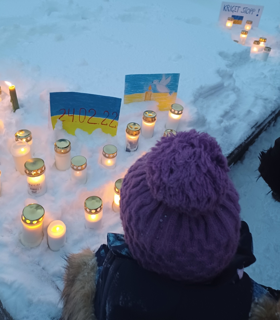 Lapset jättivät piirustuksia kynttilöiden joukkoon Ukrainan sodan muistopäivänä. 