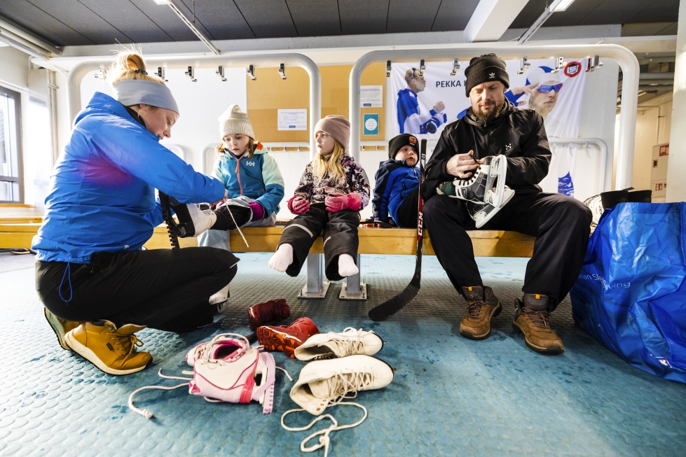 Marika Kantoniemi ja Jarkko Ala-Hukkala toivat lapsensa Ronja (kesk.), Pinja ja Akseli Ala-Hukkalan luistelemaan. Liikkuvainen perhe aikoo myös hiihtää ja lasketella talvilomaviikon aikana. 