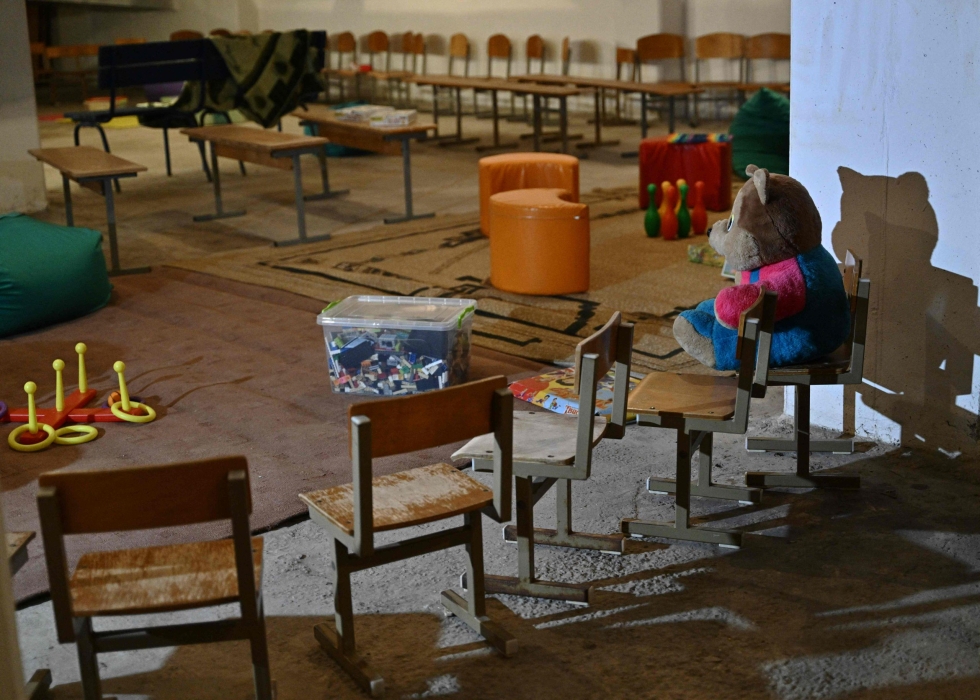 Suomen Unicefin mukaan koulunkäynti on häiriintynyt 5,7 miljoonalla ukrainalaislapsella. Kuvassa kiovalaisen koulun pommisuoja. LEHITKUVA/AFP