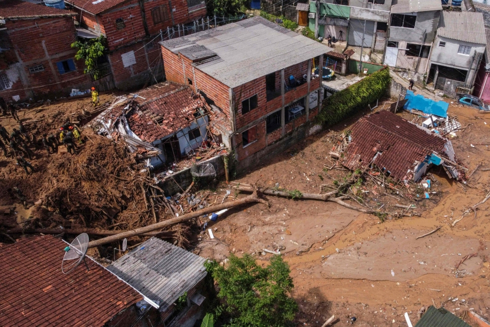 Rankkasateet johtivat rajuihin tulviin ja maanvyörymiin, jotka vyöryivät läpi rinteisiin rakennettujen yhteisöjen muun muassa Sao Sebastiaon kaupungissa. LEHTIKUVA/AFP