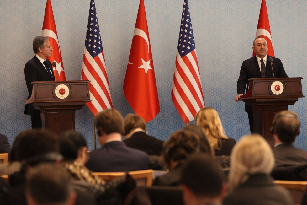 Yhdysvaltain ulkoministeri Antony Blinken (vas.) ja Turkin ulkoministeri Mevlüt Cavusoglu pitivät yhteisen tiedotustilaisuuden maanantaina. LEHTIKUVA/AFP