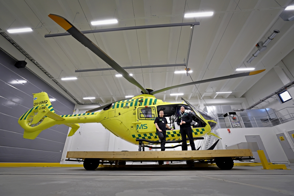 Vaaratilanteesen joutunut helikopteri siirrettiin Seinäjoelle jatkotarkastusta varten. Vastuulääkäri Toni Pakkanen ja ensihoitaja Magnus Storfors seisovat pian toimintaansa jatkavan helikopterin edessä.