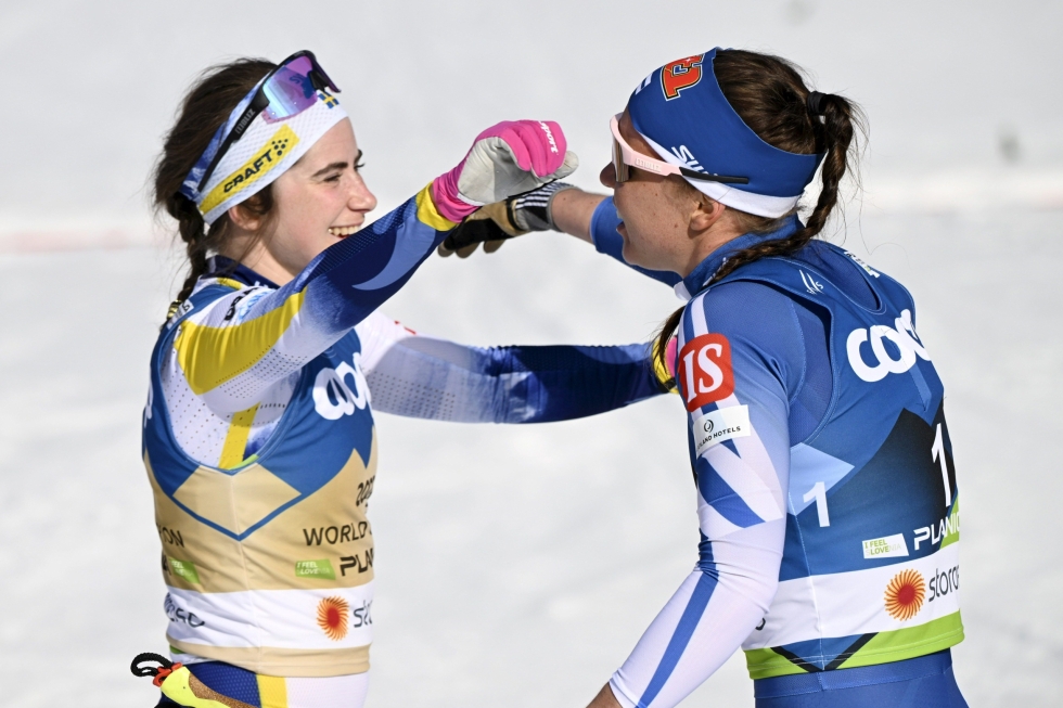 Kerttu Niskasen (oik.) mielestä on ihme, jos Ebba Andersson ei ota kultaa jokaisella hiihtämällään MM-matkalla. Kuvassa Niskanen onnittelee Anderssonia yhdistelmäkilpailun jälkeen. LEHTIKUVA / Emmi Korhonen