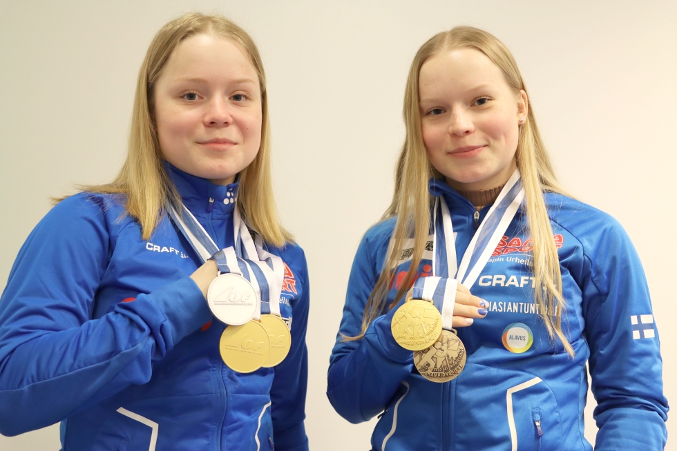 Alavutelaiset Sanni ja Maria Hoskari jatkoivat mitaleiden rohmuamista myös Latviassa käydyissä hiihtosuunnistuksen EM- ja MM-kisoissa. Arkistokuva.