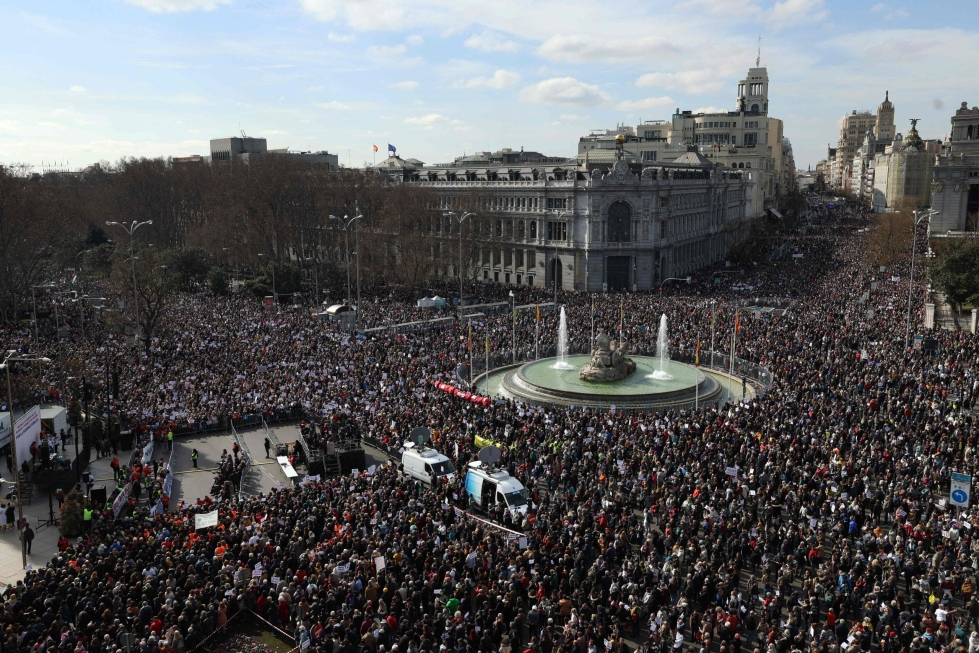 Madridin kaduilla osoitettiin sunnuntaina mieltä julkisen terveydenhuollon tilanteen vuoksi. Lehtikuva/AFP