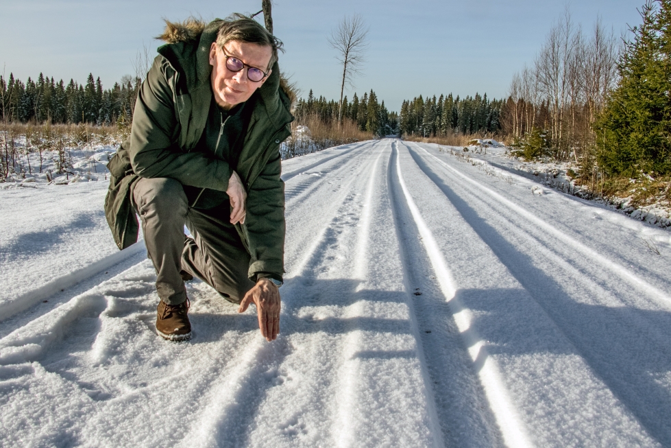 Isojoen-Karijoen riistanhoitoyhdistyksen toiminnanohjaaja Jukka-Tapio Laine kävi maanantaina katsomassa tuoreita ilveksen jälkiä eräällä metsäautotiellä noin kymmenen kilometrin päässä Isojoen keskustasta. 