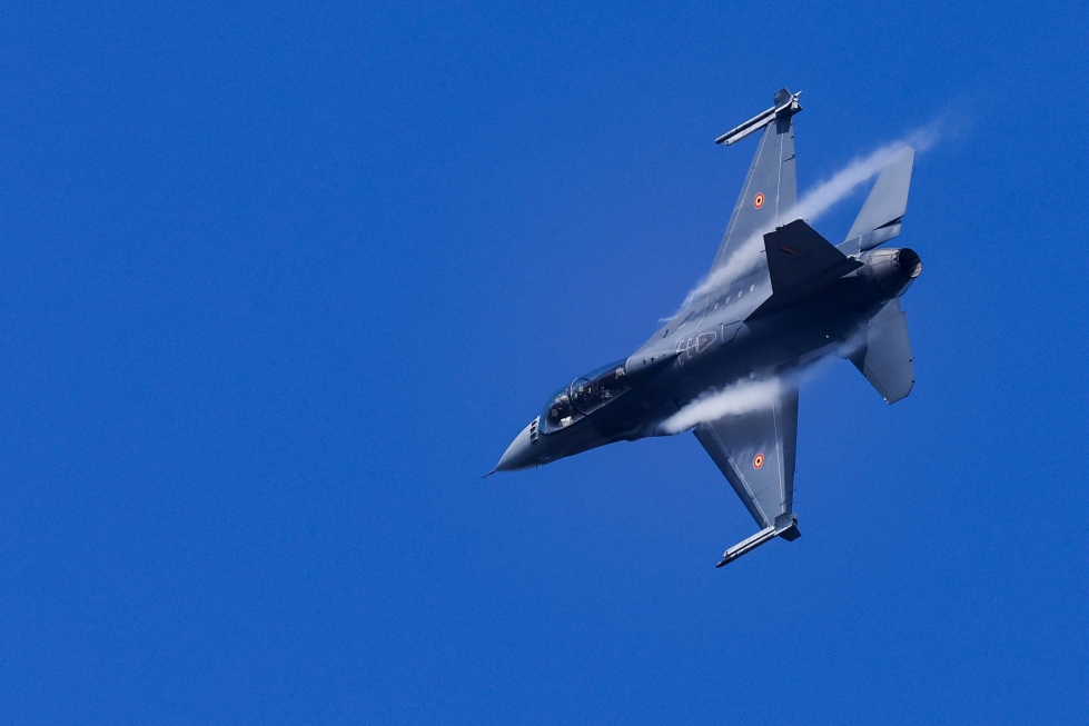 F-16-koneita on aktiivikäytössä kolmisentuhatta kappaletta 25 eri maan ilmavoimissa. Kuvassa Belgialle kuuluva kone lentää Naton harjoituksessa viime lokakuussa. LEHTIKUVA/AFP 