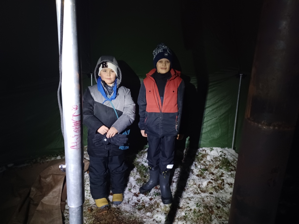 Sudenpennut Benjamin Svahn ja Viljami Jokelainen odottavat yötä teltassa. 