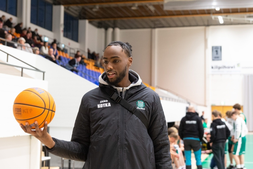 KTP-Basketin 213-senttinen Mubashar Ali havittelee maajoukkuepestiä. LEHTIKUVA / Sasu Mäkinen