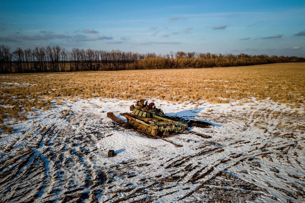 Tuhoutunut venäläistankki Harkovan alueella Ukainassa 22. helmikuuta. LEHTIKUVA/AFP