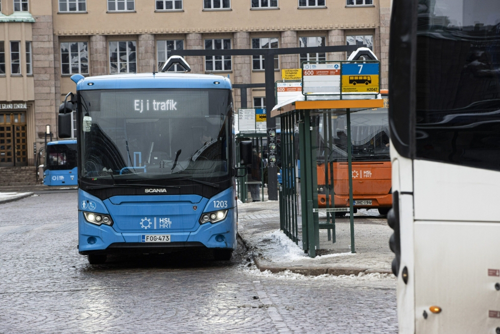 Linja-autoja Helsingin keskustassa Elielin aukiolla. LEHTIKUVA / ANTTI HÄMÄLÄINEN