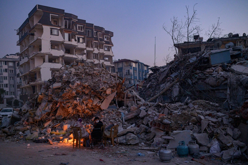 Viime viikon maanjäristysten on tähän mennessä vahvistettu vaatineen ainakin 35 000 kuolonuhria. Turkin Hatayssa ihmiset lämmittelivät maanantaina nuotion äärellä romahtaneiden rakennusten liepeillä. LEHTIKUVA/AFP