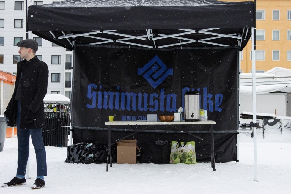 Sinimustan liikkeen vaalitilaisuus Tammelan torilla Tampereella 25. helmikuuta 2023. LEHTIKUVA / SAARA PELTOLA
