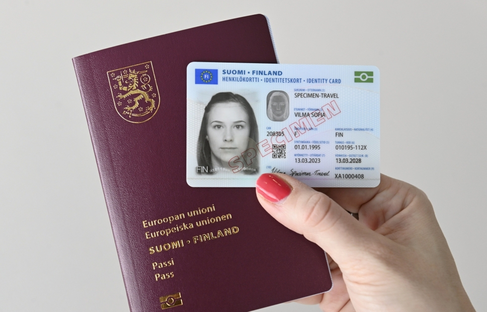 Uusia versioita passeista ja henkilökorteista aletaan myöntää maaliskuun 13. päivästä alkaen. LEHTIKUVA / Heikki Saukkomaa