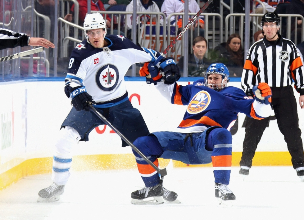 Winnipeg Jetsin Saku Mäenalanen (vas.) jäi pisteittä ottelussa New York Islandersia vastaan. LEHTIKUVA/AFP