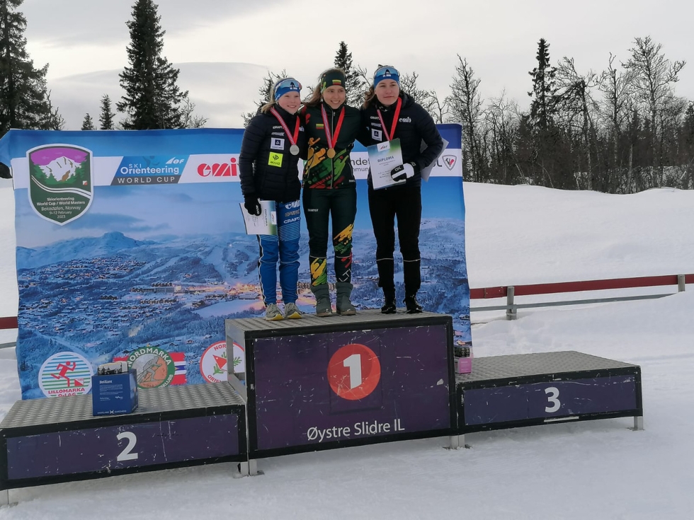 Alle 23-vuotiaiden naisten MM-sprintin kärkikolmikko Maria Hoskari (vas.), Judita Traubaite ja Nina Kärnä.