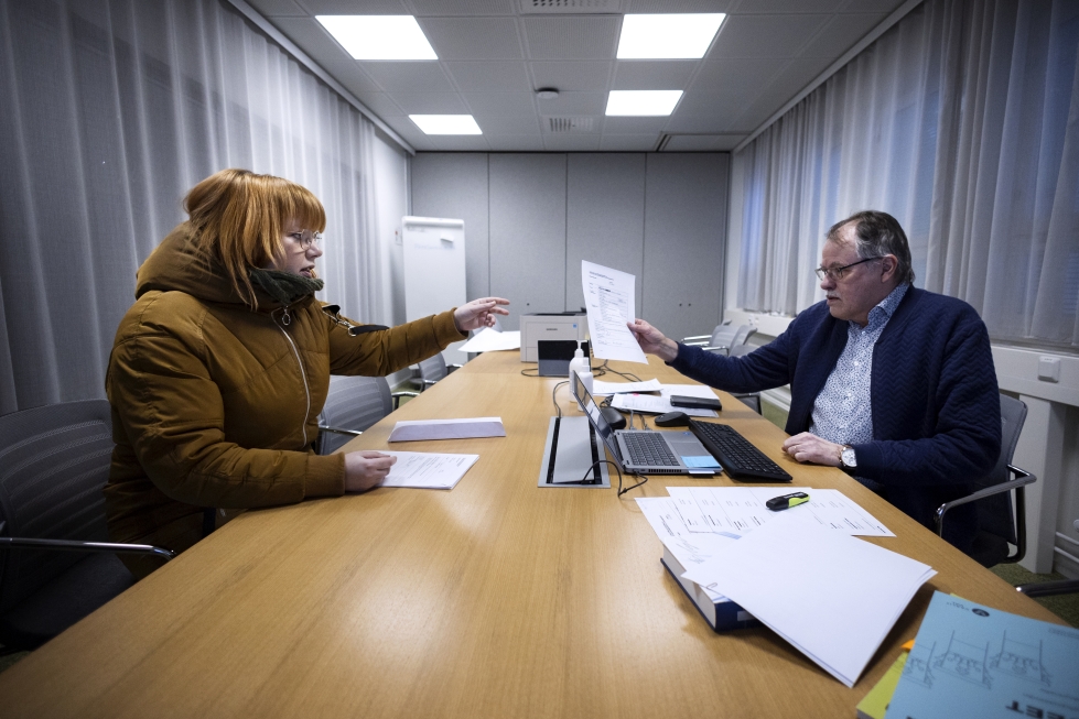 Vasemmiston paikallinen toiminnanjohtaja Veera Kiretti jätti listat ehdokkaista vaalipiirilautakunnan apulaissihteerille Hannu Matintuvalle.